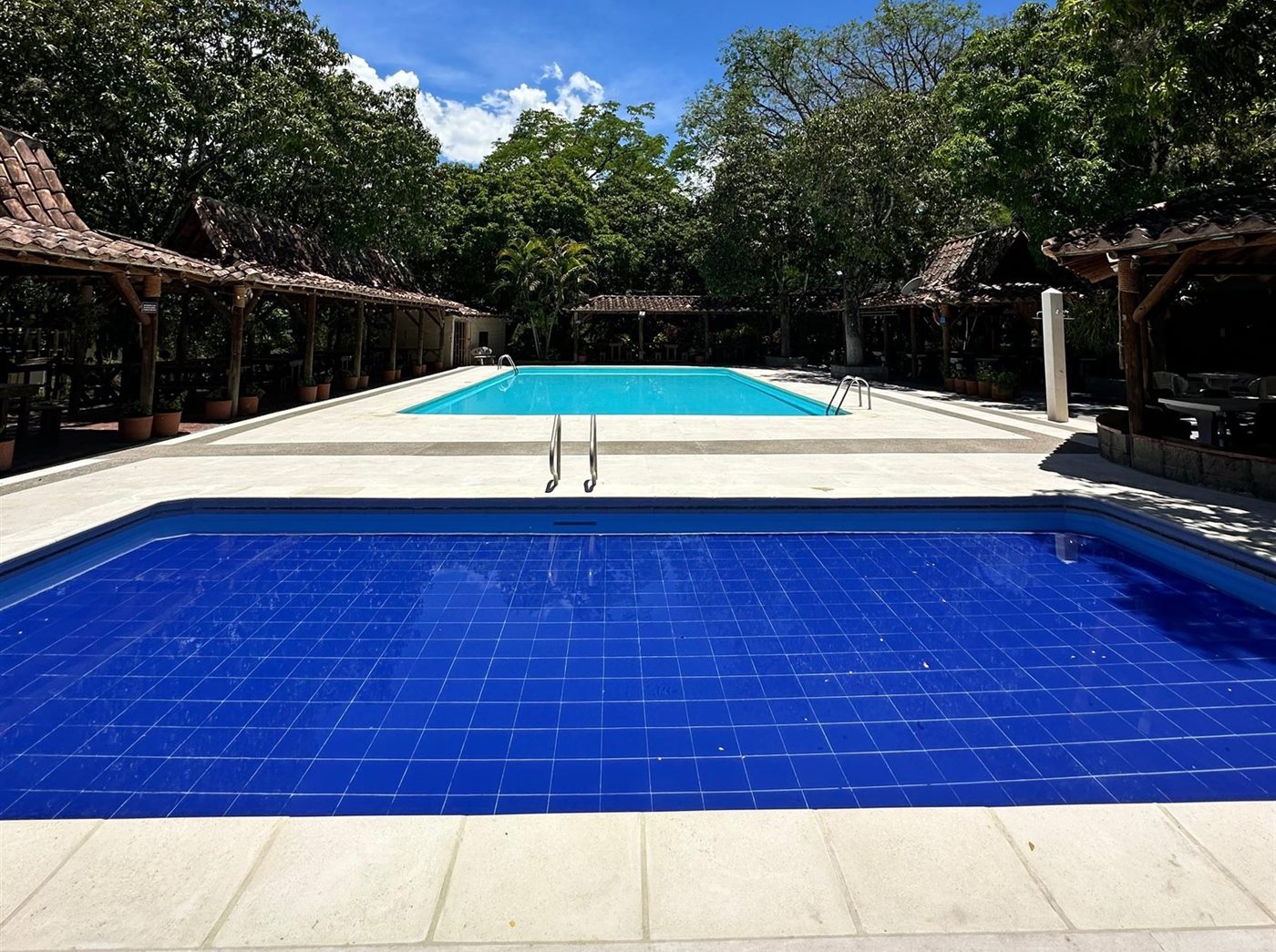 Las dos piscinas de la Hostería Miraflores: la de adultos al fondo y la de niños al frente